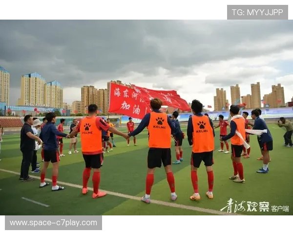雨中激战,里尔马赛身体对抗频繁 雨中激战,里尔马赛身体对抗频繁