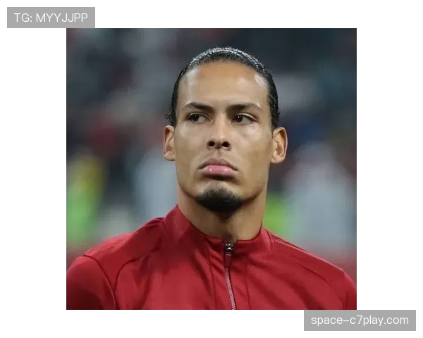 特写：37岁的范戴克，在利物浦训练场上指导年轻中卫科纳特